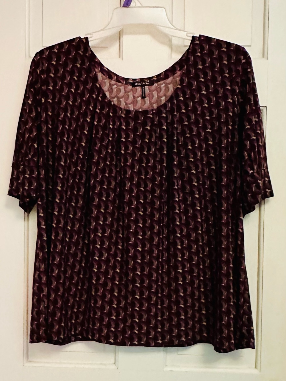Daisy Fuentes Plum Geometric Short Sleeve Scoop Neck Top